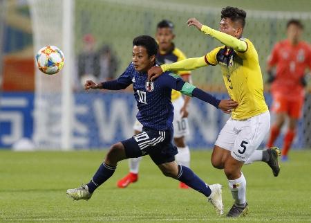 U―20W杯、日本―エクアドルの前半、競り合う斉藤未(10)=ビドゴシチ(共同)