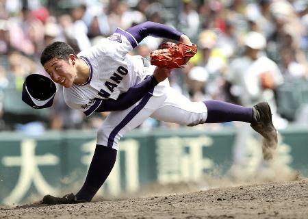 昨年の全国高校野球選手権大会で力投する、金足農の吉田輝星投手=甲子園