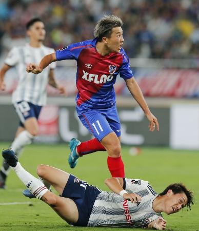 FC東京―横浜M 前半、勝ち越しゴールを決めるFC東京・永井(上)=味スタ