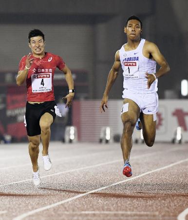 日本選手権の男子100メートル決勝で10秒02の大会新記録で優勝したサニブラウン・ハキーム。左は2位の桐生祥秀=博多の森陸上競技場
