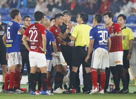 横浜M―浦和 後半、横浜M・仲川のゴール判定を巡り、松尾主審(中央右)に抗議する浦和・槙野(同左)=日産スタジアム