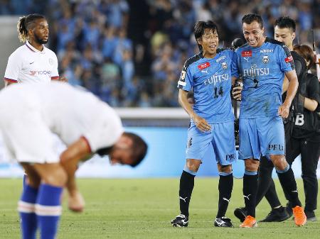 チェルシーに勝利し喜ぶ川崎・レアンドロダミアン(奥右)と中村=日産スタジアム