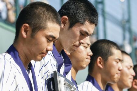 岩手大会決勝で花巻東に敗れ、グラウンドに一礼する大船渡の佐々木朗希投手(左から2人目)ら=25日、盛岡市の岩手県営野球場