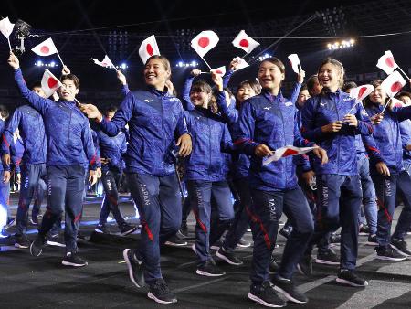 イタリアのナポリで開催されたユニバーシアード夏季大会の開会式で入場行進する日本選手団(共同)
