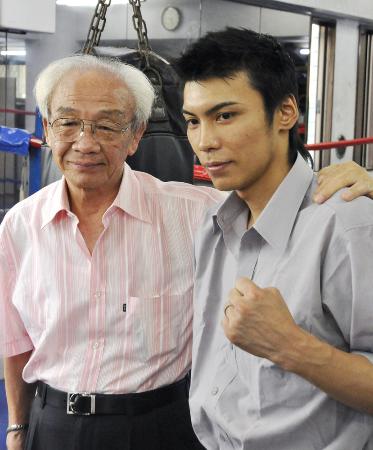 名ボクサーとして活躍し、引退後は世界王者を育てた三迫仁志氏(左)=東京都練馬区の三迫ジム