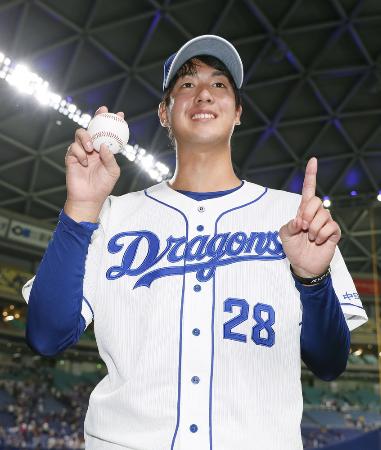 プロ初登板で勝利を挙げ、ウイニングボールを手にポーズをとる中日・梅津=ナゴヤドーム