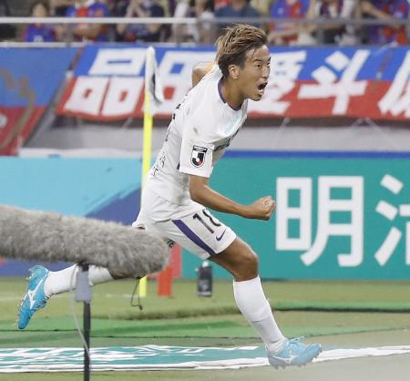 FC東京―広島 後半、先制ゴールを決め、駆けだす広島・柏=味スタ