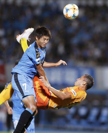 川崎―清水 前半、オーバーヘッドでゴールを狙う清水・ドウグラス=等々力