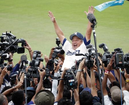 初優勝を果たし、胴上げされる履正社・岡田監督=8月22日、甲子園球場