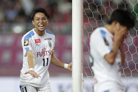 C大阪―川崎 後半、ゴール前でパスがつながらず悔しがる川崎・小林(左)=ヤンマー