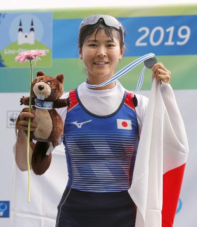 ボート世界選手権の女子軽量級シングルスカルで、銀メダルを獲得し笑顔の冨田千愛=リンツ(共同)