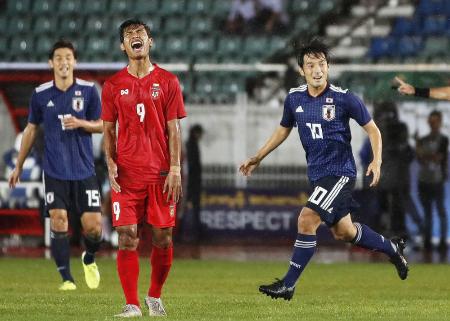 日本―ミャンマー 前半、先制ゴールを決め駆けだす中島(右)=ヤンゴン(共同)
