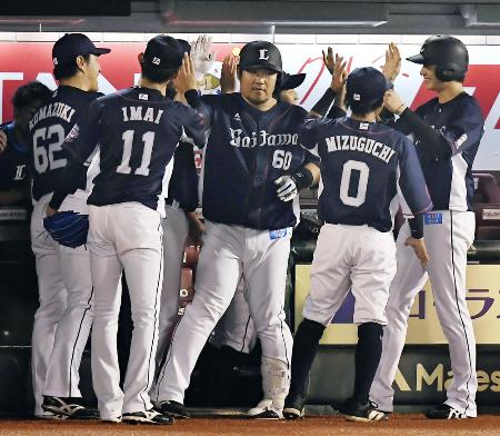 楽天戦の3回、満塁本塁打を放ち迎えられる西武・中村(中央)=9月6日、楽天生命パーク