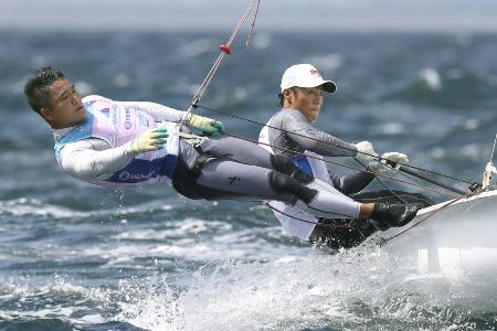 セーリングW杯の男子470級に出場した岡田(右)、外薗組=江の島ヨットハーバー沖