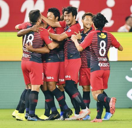 鹿島―FC東京 前半、先制ゴールを決めたブエノ(左から2人目)に抱きつく鹿島イレブン=カシマ