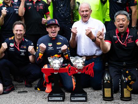 チームゆかりのオーストリアGPでホンダに13年ぶりの優勝をもたらし大喜びするフェルスタッペン(左から二人目)とチーム関係者(C)Red Bull