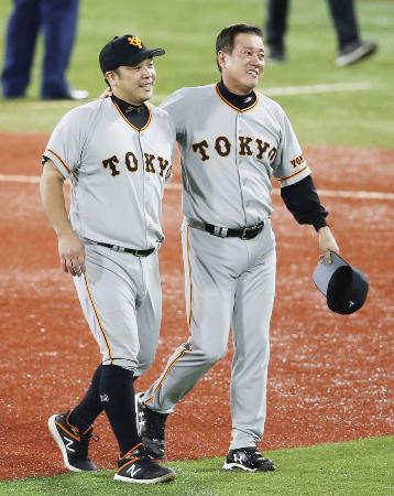 巨人が5年ぶりのリーグ優勝を決め、原監督(右)とファンへのあいさつに向かう阿部慎之助選手=9月21日、横浜
