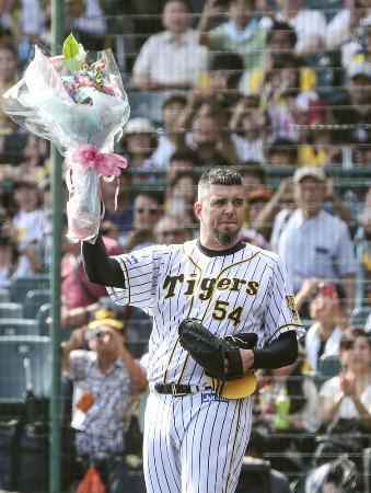 中日戦の1回、最後の登板を終え、ファンの声援に応える阪神・メッセンジャー=甲子園
