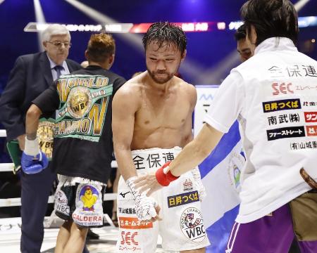 WBCフライ級世界戦で、クリストファー・ロサレス選手(左から2人目)に9回TKOでプロ初黒星を喫した比嘉大吾選手=2018年4月15日、横浜市の横浜アリーナ