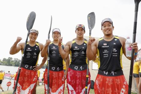 男子カヤックフォア500メートル、10~18位決定戦で3着に入り、東京五輪の出場枠を獲得した(左から)水本、宮田、藤嶋、松下の日本チーム=セゲド(共同)