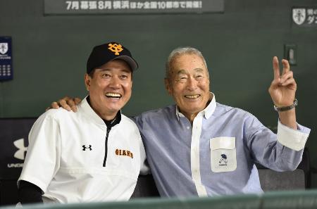 2019年6月、プロ野球交流戦のロッテ戦の試合前、巨人の原辰徳監督(左)と写真撮影に応じる金田正一氏=東京ドーム