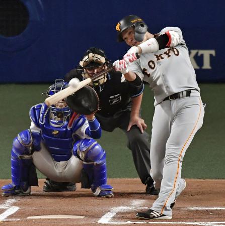 中日―巨人の6回、巨人1死から坂本勇人が左越えに先制本塁打を放つ=9月19日、ナゴヤドーム