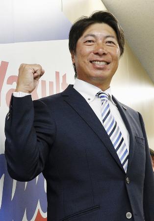 記者会見を終え、ポーズをとるヤクルトの高津臣吾新監督=10月1日、東京都内の球団事務所