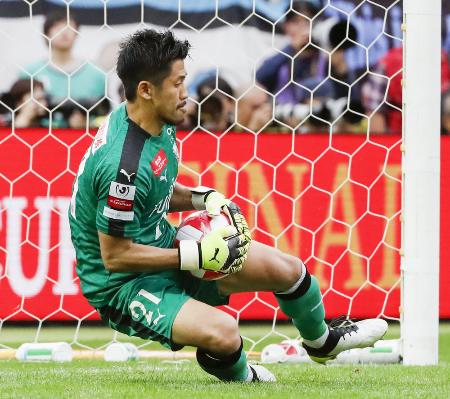 札幌―川崎 PK戦で札幌6人目のキックを止める川崎・GK新井=埼玉スタジアム