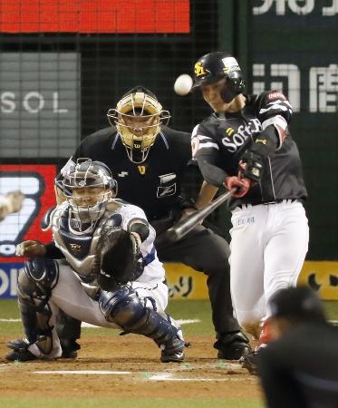 クライマックスシリーズの西武―ソフトバンク第4戦、9回ソフトバンク1死一塁、今宮が左越えに、この試合3本塁打目となる2ランを放つ。捕手森=メットライフドーム