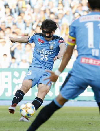 川崎―広島 前半、先制ゴールを決める川崎・田中=等々力