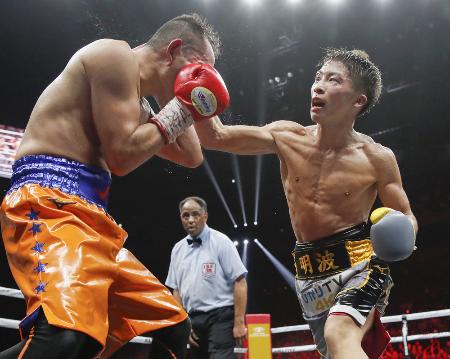 12回、ノニト・ドネア(左)を攻める井上尚弥=さいたまスーパーアリーナ