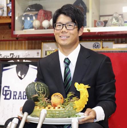 中日へ入団が決まり、記者会見する名大の松田亘哲投手=11月11日、名古屋市