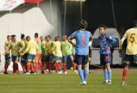 日本―コロンビア 後半、コロンビアに2点目を許し、厳しい表情の久保建(右)=Eスタ