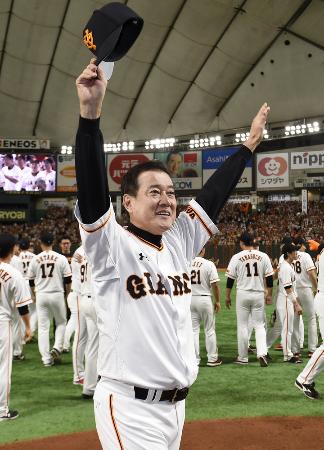 阪神とのクライマックスシリーズ第4戦で、ファンの声援に応える巨人・原辰徳監督=東京ドーム