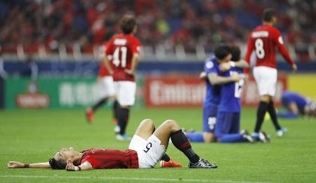 アルヒラルに敗れ倒れ込む浦和・槙野=埼玉スタジアム