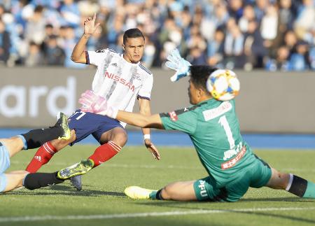 川崎―横浜M 後半、ゴールを決める横浜M・エリキ。右はGK鄭成龍=等々力