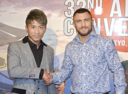 WBO総会で表彰を受け、年間最優秀選手に輝いた世界ライト級統一王者ワシル・ロマチェンコ(右)と握手する井上尚弥=12月5日、東京都内のホテル