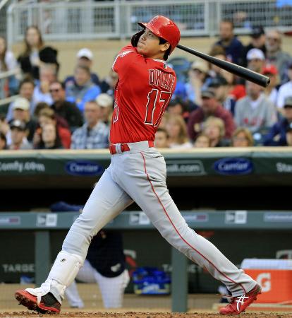本塁打を放つ米大リーグ、エンゼルスの大谷翔平=ミネアポリス(共同)