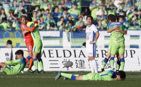 J1残留を決め、抱き合って喜ぶ湘南イレブン。中央右はぼうぜんとする徳島・清武=BMWスタジアム