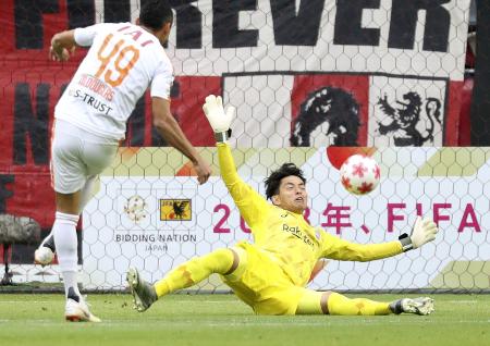 神戸―清水 前半、清水・ドウグラスのシュートを阻む神戸のGK飯倉=ノエスタ