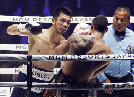 WBAミドル級世界戦の5回、スティーブン・バトラー(右)を攻める村田諒太=横浜アリーナ