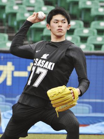 ロッテの新人合同練習でキャッチボールをするドラフト1位の佐々木朗=ZOZOマリンスタジアム