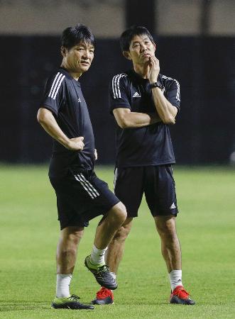 U―23アジア選手権のカタール戦に向けた練習を見守る森保監督(右)と横内コーチ=バンコク(共同)