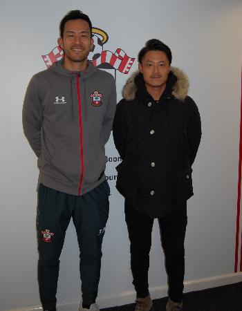 サッカー日本代表の吉田麻也と英国に移住しサポートする木谷将志トレーナー(右)