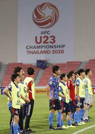 U―23アジア選手権のグループリーグ最終戦でカタールと引き分け、サポーターにあいさつする日本=バンコク(共同)