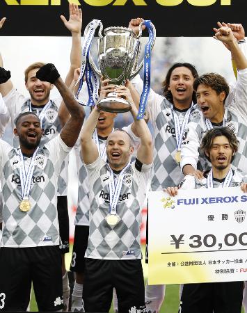 PK戦で横浜Mを破り、優勝杯を掲げる神戸・イニエスタ(中央)=埼玉スタジア