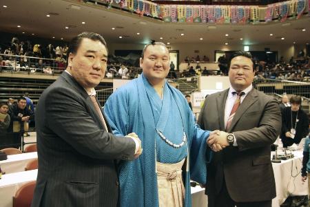 横綱白鵬(中央)と握手する、荒磯親方(右)、ビャンバドルジ氏(左)=2月2日、東京・両国国技館