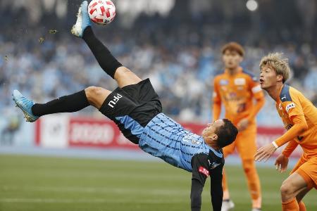 川崎―清水 前半、オーバーヘッドシュートを放つ川崎・レアンドロダミアン=等々力