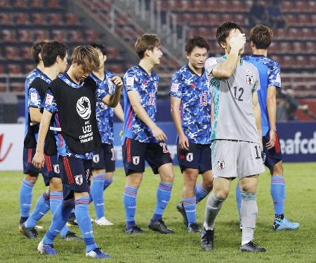 シリアに敗れ1次リーグ敗退が決まり、顔を覆うGK大迫(12)らU―23日本代表=バンコク近郊(共同)