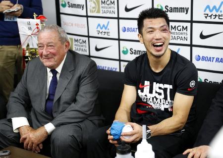 初防衛に成功し、控え室で笑顔を見せる村田諒太(右)。左はプロモーターのボブ・アラム氏=2019年12月23日、横浜アリーナ